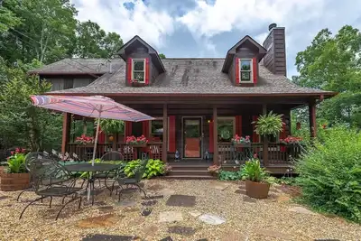 Image de Experience the allure of Roost on the Ridge a pet-friendly sanctuary with hot tub, firepit, ping pong, spacious screen porch, and WiFi