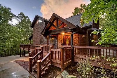 Image de Mountain Creek Lodge is pet friendly with a Hot Tub, firetable, screened porches, WiFi and tons of wildlife