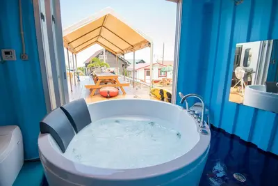 Image de With car! Pet friendly! Sup, snorkeling, bicycles, Bbq, Jacuzzi. . . ! Trailer house!