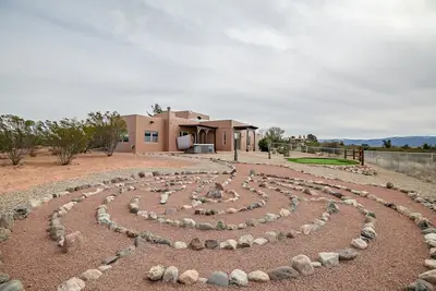Image de Peaceful Setting, Views, Spacious, Putting Green, Hot Tub, Near Hiking + Pet Friendly!