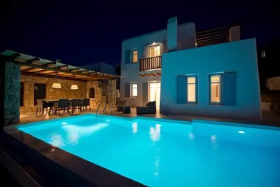 Image de Upper Class Villa on Shoreline with Swimming Pool