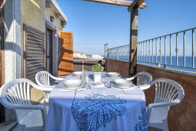 Image de Appartement de vacances \"Attico Castelsardo\" avec vue sur mer, terrasse privée & A/C