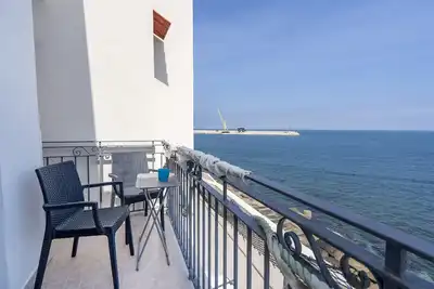 Image de Appartement \"Casa Adriana Fronte Mare\" avec vue sur la mer, Wi-Fi et climatisation