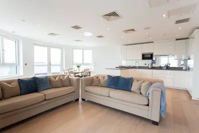 Image de 2 Bed/2 Bath Penthouse With Amazing Views