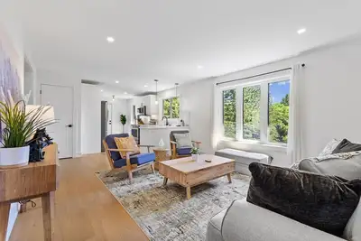 Image de Waterfront Cottage with Hot Tub and Games Room