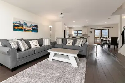 Image de Central Townhouse Mt. Views | Fireplace | Garage | Deck