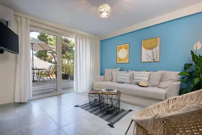 Image de Two Bedroom Apartment with Garden by BluPine (Vouliagmeni Stylish Homes)