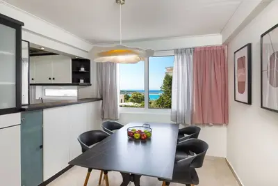 Image de Two Bedroom Sea View Apartment with Garden by BluPine (Vouliagmeni Stylish)