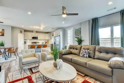 Image de Arlington Home w\/ Yard: 2 Mi to At&T Stadium!