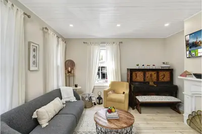 Image de Delightful 1835 restored historic house.
