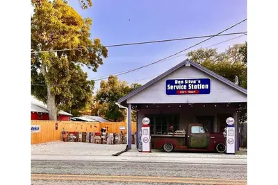 Image de Cozy Service Station in the heart of Staples