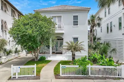 Image de 3br Colorful Coastal Home with Private Pool + Bunk Room | Pura Vida