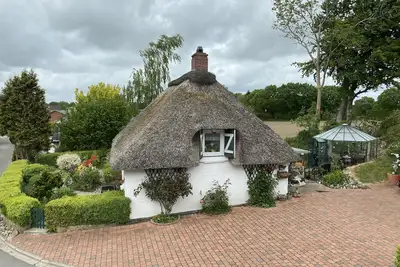 Image de Cozy thatched roof house for sole use. Pet friendly!