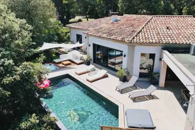 Image de Villa de Luxe Piscine à Débordement Jacuzzi Salle de Sport