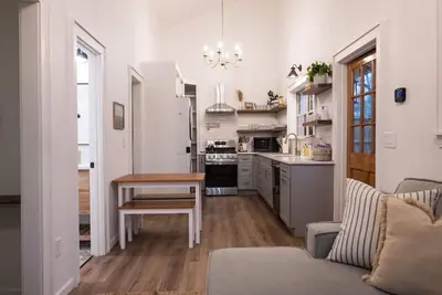 Image de Staycation Tv Featured \"Cozy Cottage\" in Downtown Norcross with Chef's Kitchen