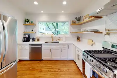 Image de As Featured on Staycation Tv, A House, Cottage, & Tiny Home in Downtown Norcross