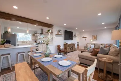 Image de Staycation Tv Featured \"Crossing House\" in Downtown Norcross with Chef's Kitchen