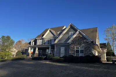 Image de The perfect Master’s week oasis across from Savannah River!