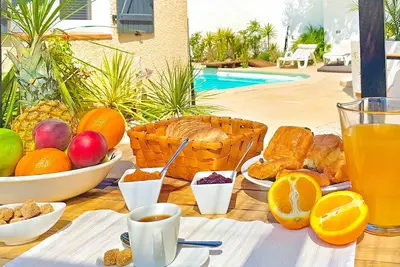 Image de Villa avec Piscine et Jardin privé. Plages à 800 m