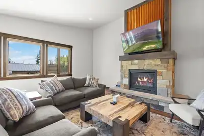 Image de Luxurious Ski-in/Ski-out Home Sleeps 9, 2. 5ba Private Hot Tub Ultimate Getaway!