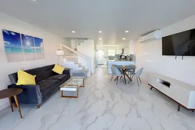 Image de Modern Waterfront Villa 5 mins walk to beach