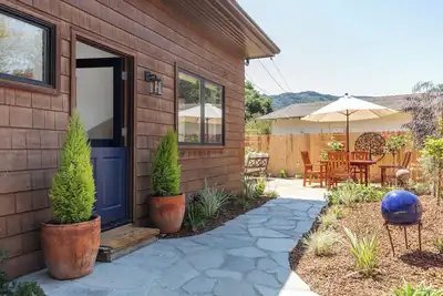 Image de Tranquil cottage with fenced garden, fire pit, bbq, outdoor dining and hot tub.