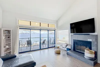 Image de lakefront condo with water views, pools, hot tubs, tennis courts, & lake access