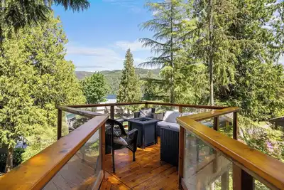 Steps from the Lake - large groups & pets welcome!