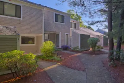 Image de Beautiful 2 bedroom/2 bathroom condo in a pine woods setting.