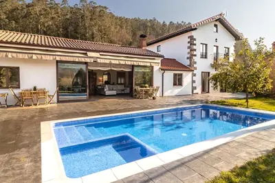 Image de Villa spectaculaire avec piscine à La Cavada