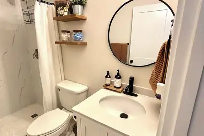 Image de Convenient modern 2br home, 5 mins from airport.