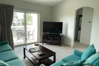 Image de “Coastal Bliss: Stunning 2-Bedroom Condo with breathtaking Beach and Pool Views”