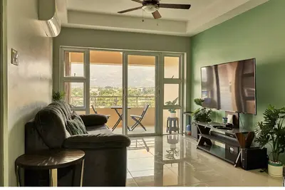 Image de Our beautiful apartment over looks the hills of Kingston