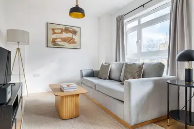 Image de Chic Hackney 2br in gated development, nr shops & bars, by Blueground