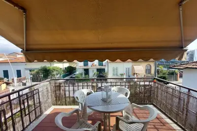 Image de 500 metres from the sea, first floor flat with separate entrance and driveway.