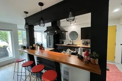 Image de The River Apartment: Stylish apartment in a Riverfront complex.