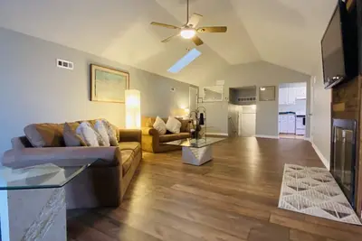 Image de 15miles to stadiums-walking distance to local bars