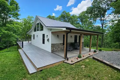 Image de Secluded, romantic cabin with hot tub on 12 acres of woodland.