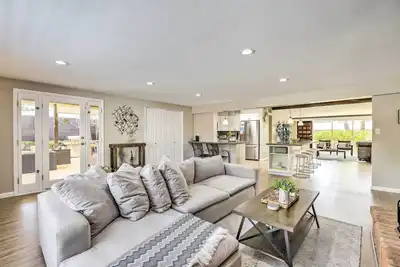 Image de 7 Mi to Downtown Phoenix: Home w/ Pool & Foosball!
