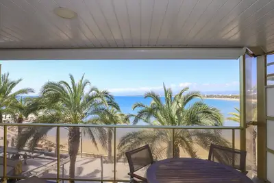 Image de Appartement Moderne Face à la Mer à Salou – 2 Chambres, Terrasse et Parking Privé