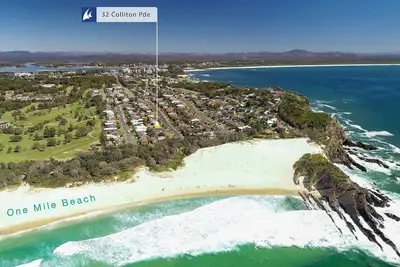 Image de 32 Colliton Parade - A stroll to north One Mile Beach.