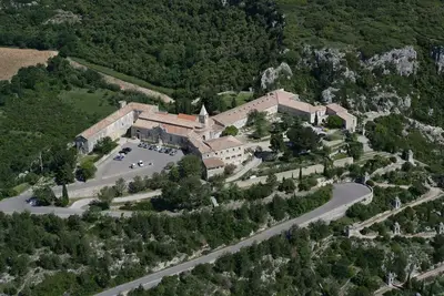 Villa piscine vue Castelas.