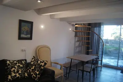 Image de Logement dans un parc arboré, clôturer. Avec la wifi, Clim et Netflix gratuit.