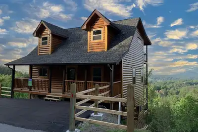 Image de Cabin w/Breathtaking Views, Hot Tub & Game Room