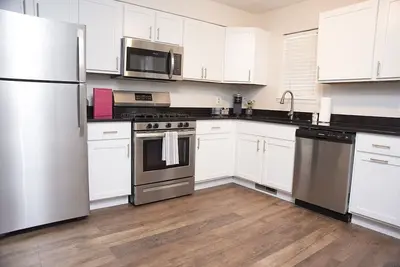 Entire Historic House Minutes from Downtown!