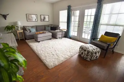 Image de Beautifully Appointed Executive Sw Austin Condo. Pet Friendly - 6 Month Rental.