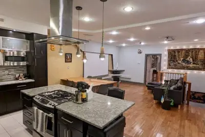 Image de Huge apt. Parking! City view.