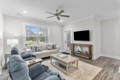 Image de Centrally located condo with a patio, W/D, & Ac - pool and on-site golf access