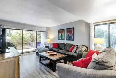 Image de Two-story villa with 3 pools, tennis & bikes - walk to Coligny Plaza & beach