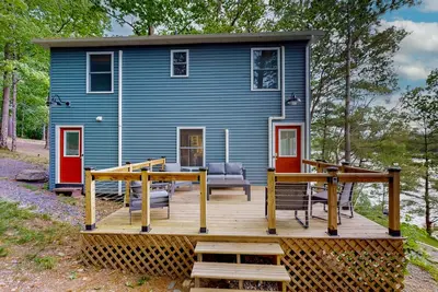 Image de Relaxing, cozy, lakefront home with secluded deck, dock & direct lake access